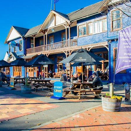 Готель The Blue Pub Метвен Екстер'єр фото