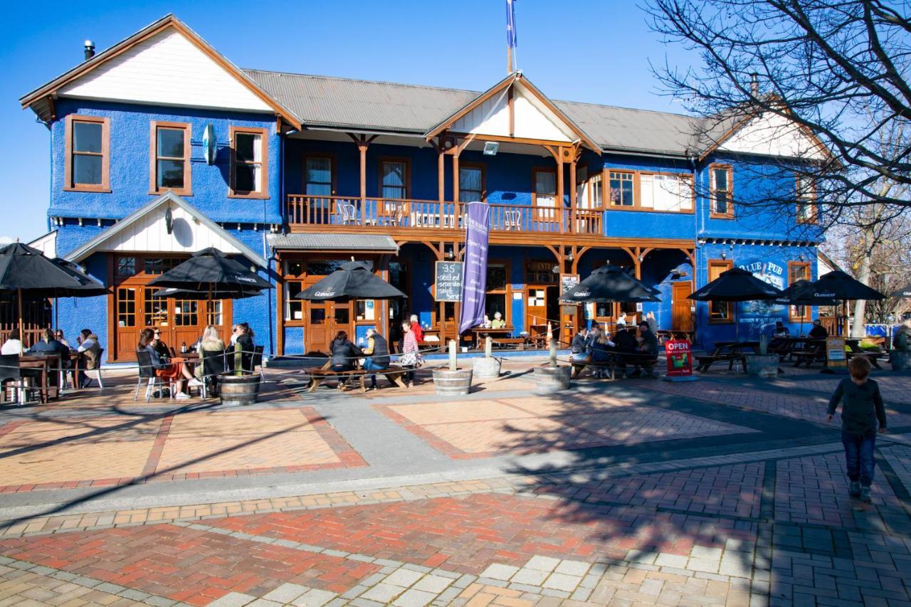 Готель The Blue Pub Метвен Екстер'єр фото
