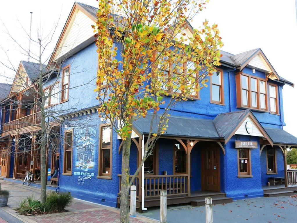 Готель The Blue Pub Метвен Екстер'єр фото
