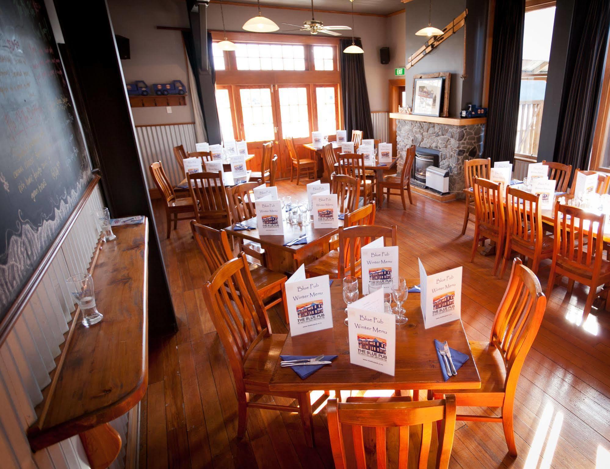 Готель The Blue Pub Метвен Екстер'єр фото